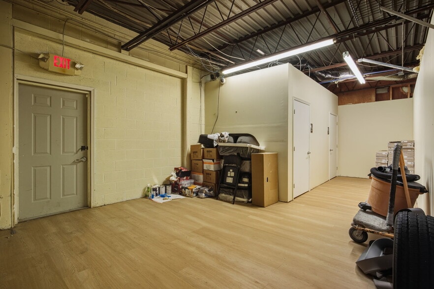 More Photos Of 1550 E Market St, Harrisonburg Storefront Retail Office For Lease