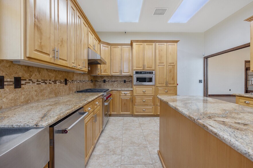 More Photos Of 128 S E St, Exeter Storefront For Sale