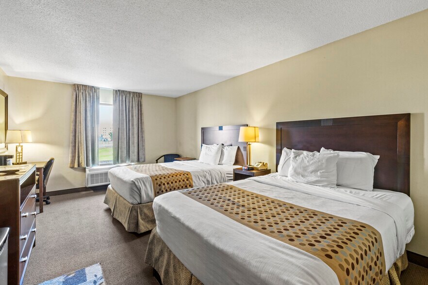 More Photos Of 30 Colonial Ave, Colonial Beach Hotel For Sale