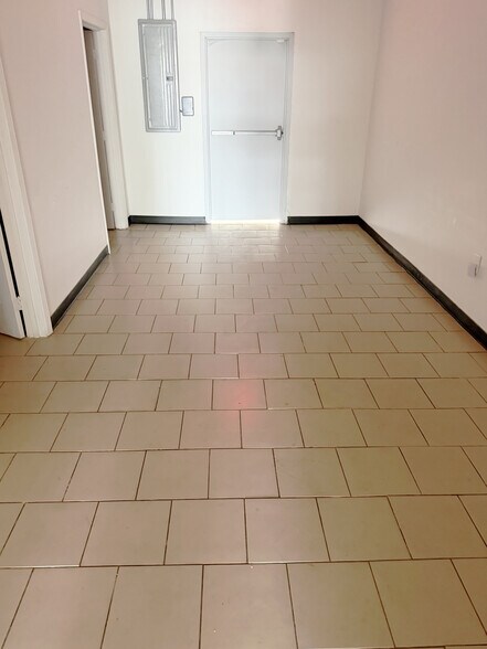 More Photos Of 3330 Hillcroft Ave, Houston Unknown For Lease