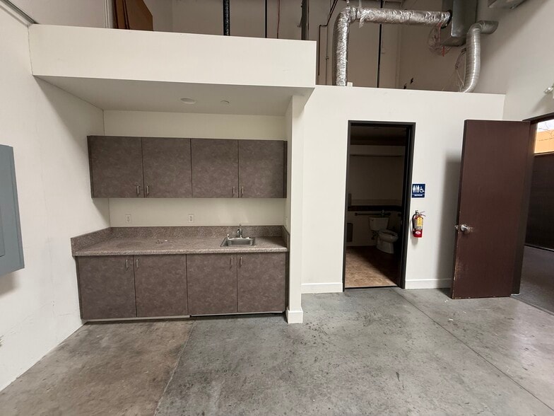 More Photos Of 9009 Canoga Ave, Canoga Park Manufacturing For Lease