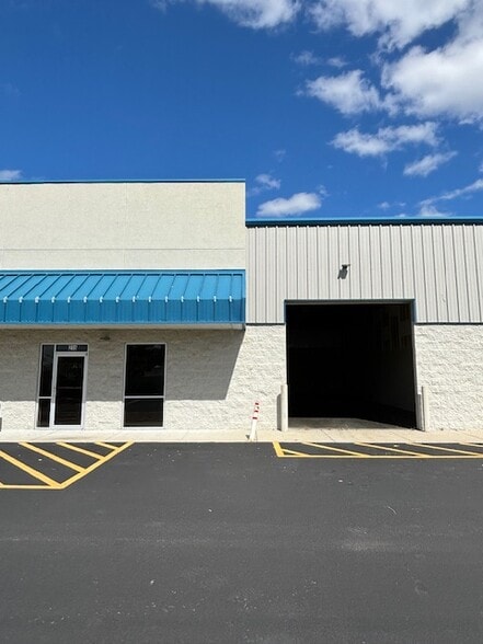Primary Photo Of 8215 Narcoossee Park Dr, Orlando Showroom For Lease