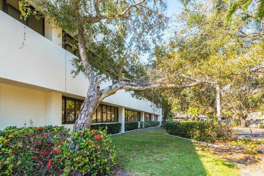 More Photos Of 4431 Embarcadero Dr, West Palm Beach Office For Sale