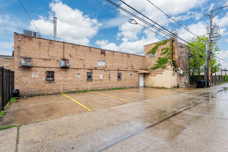 More Photos Of 7541 N Western Ave, Chicago Office For Sale