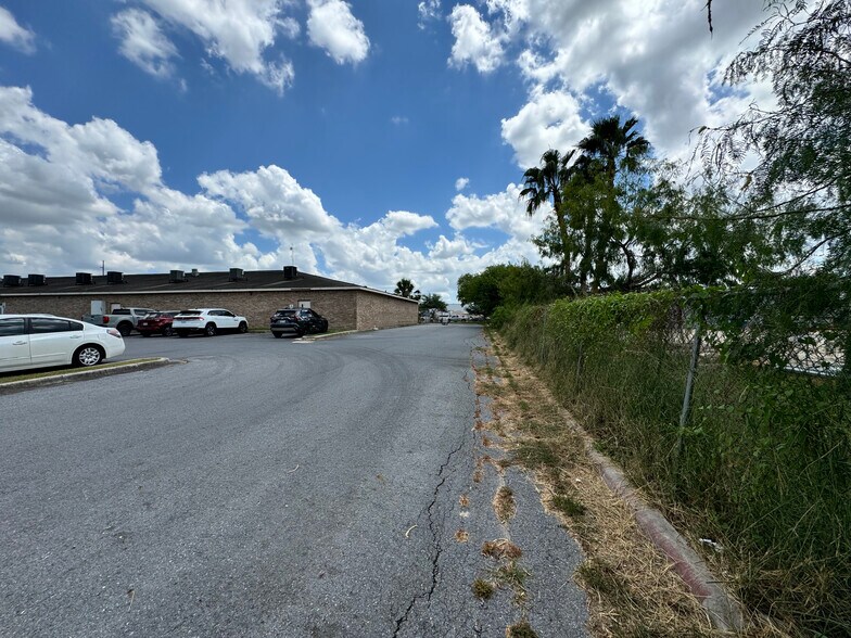 More Photos Of 1060 MacKintosh Dr, Brownsville Office For Sale