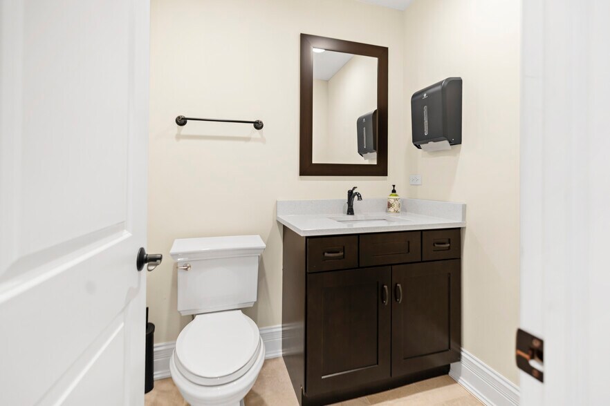 More Photos Of 10001-10005 S Roberts Rd, Palos Hills Coworking Space