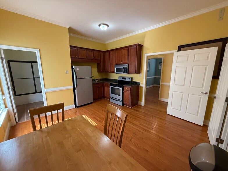 More Photos Of 111 Fontana St, Clinton Office For Lease
