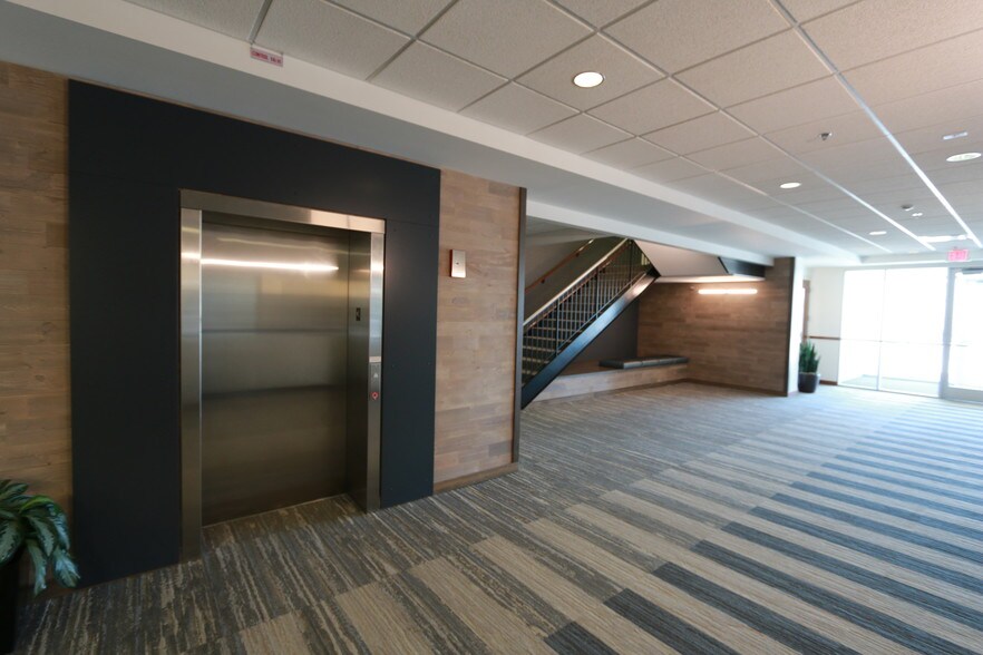 More Photos Of 1025 Red Oak Ln, Lindenhurst Medical For Lease