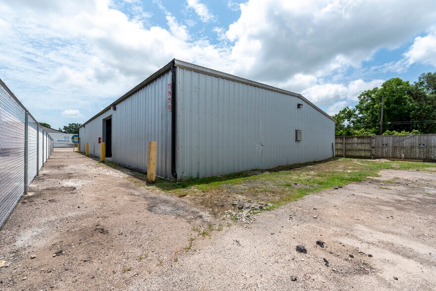 More Photos Of 1618 Callaway Dr, Alvin Warehouse For Lease