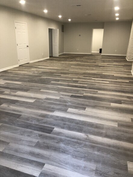 More Photos Of 1944 W Jefferson St, Louisville Showroom For Sale