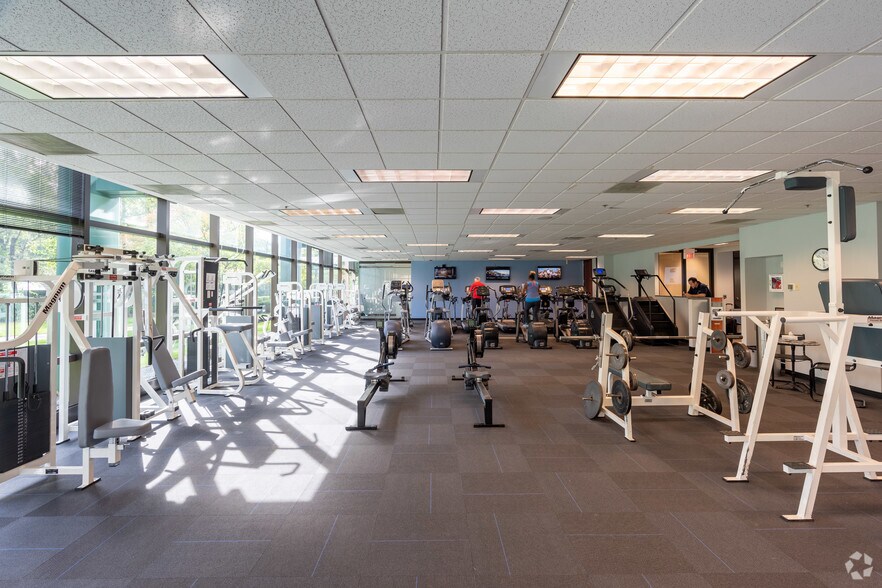 More Photos Of 801 Warrenville Rd, Lisle Office For Lease