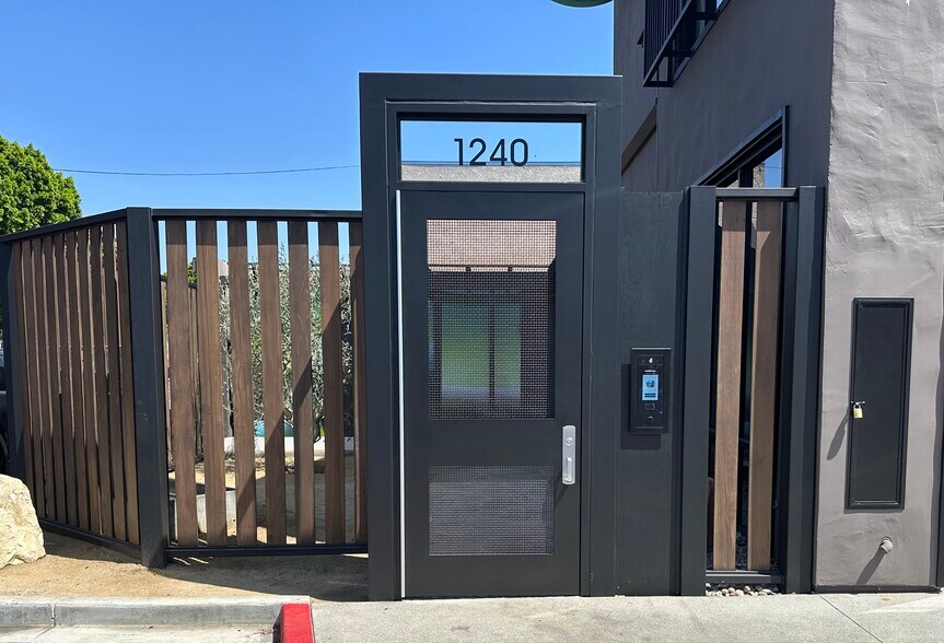 More Photos Of 1241-1245 San Fernando Rd, San Fernando Storefront Retail Office For Lease