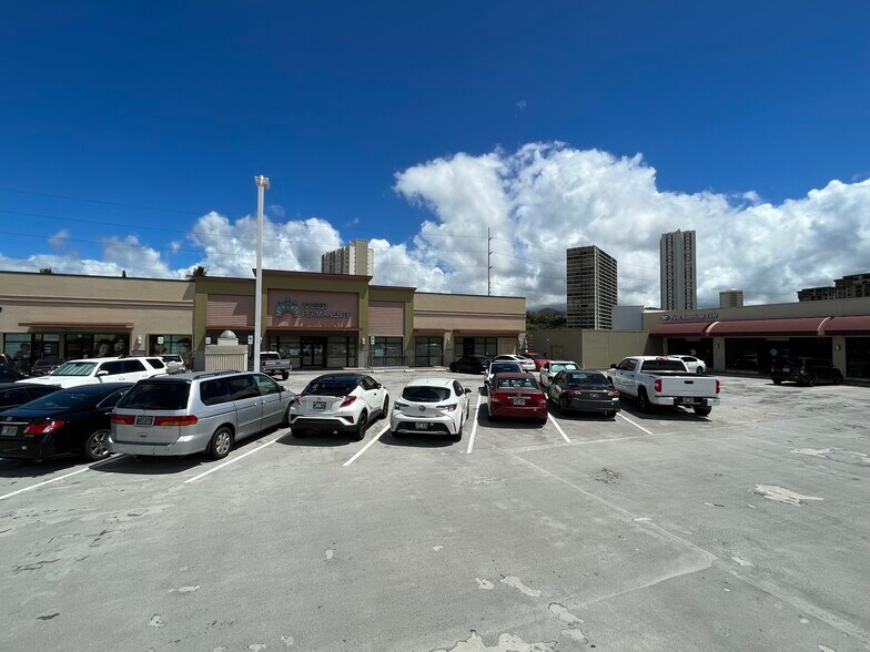 More Photos Of 98-1005 Moanalua Rd, Aiea Department Store For Lease