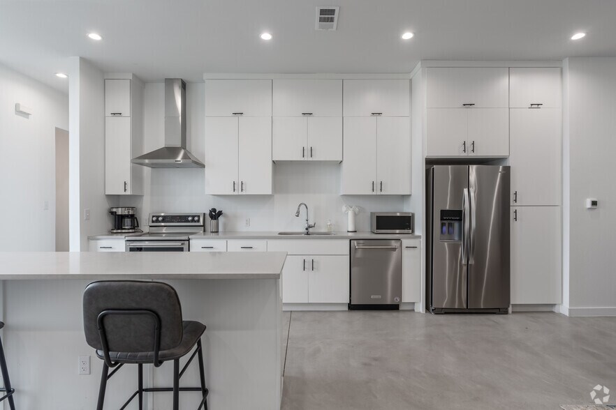 More Photos Of 707 W Commerce St, Dallas Apartments For Sale