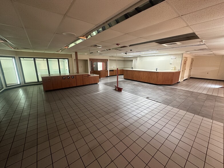 More Photos Of 2930 S National Ave, Springfield Service Station For Lease
