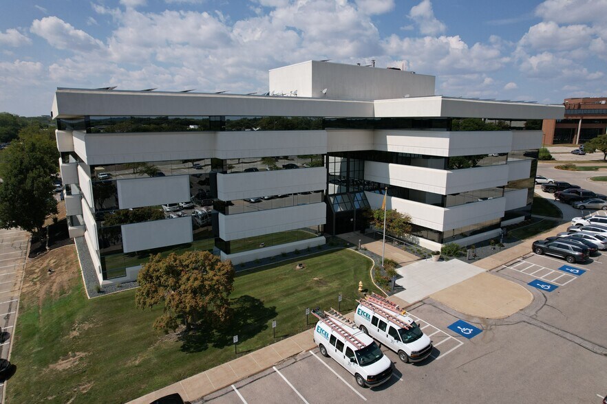 More Photos Of 1415 28th St, West Des Moines Office For Lease