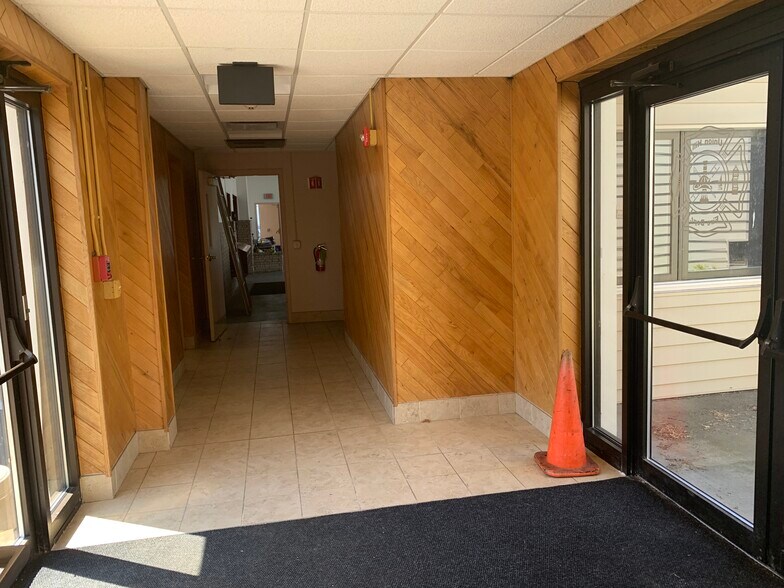 More Photos Of 70 Ridge Rd, Ontario Showroom For Lease