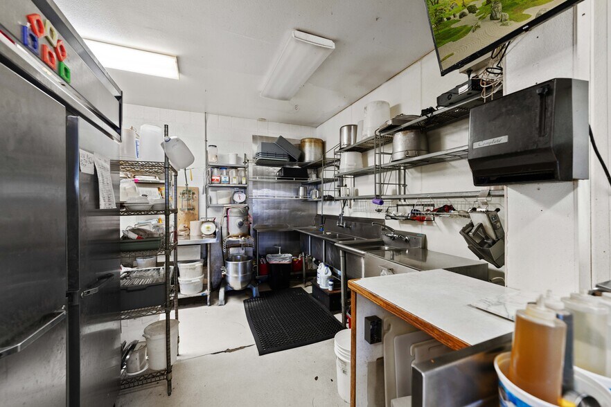 More Photos Of 29 W 1st St, Coquille Restaurant For Sale