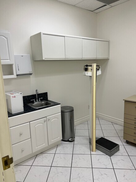 More Photos Of 22119 Sherman Way, Canoga Park Office For Lease