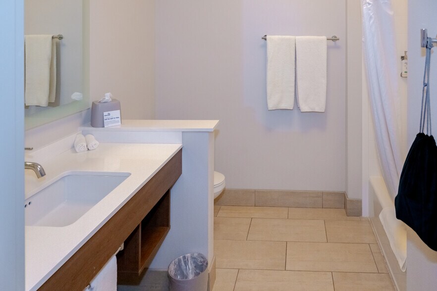 More Photos Of 650 W Wells St, Blythe Hotel For Sale