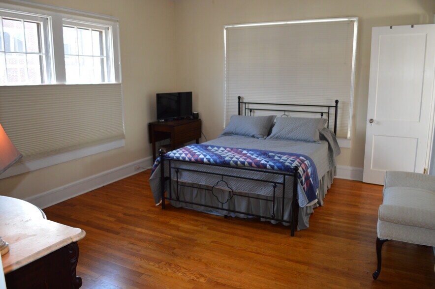 More Photos Of 121 W Center St, Lexington Office Residential For Sale