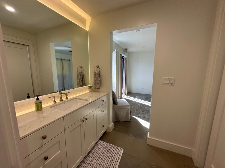 More Photos Of 4775 Memphis St, Dallas Light Distribution For Sale