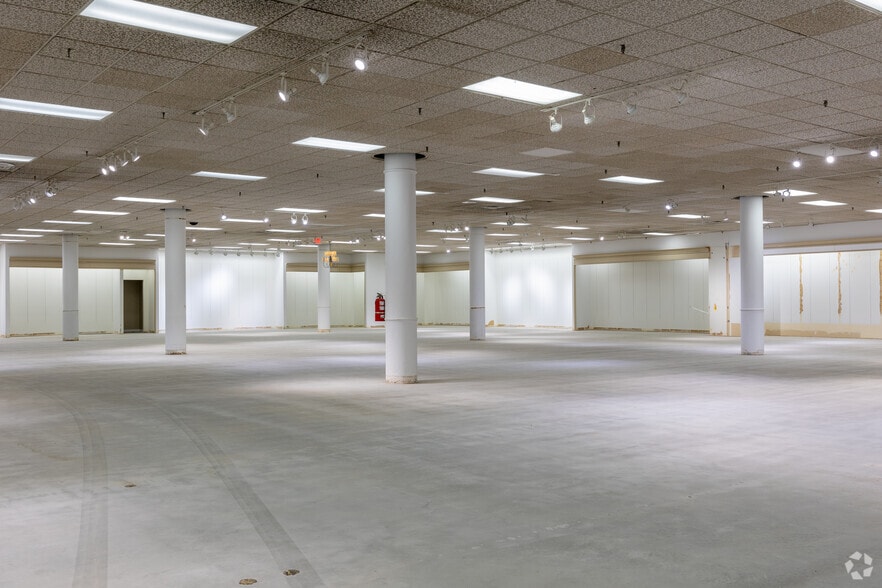 More Photos Of 1995 Southlake Mall, Merrillville Department Store For Sale