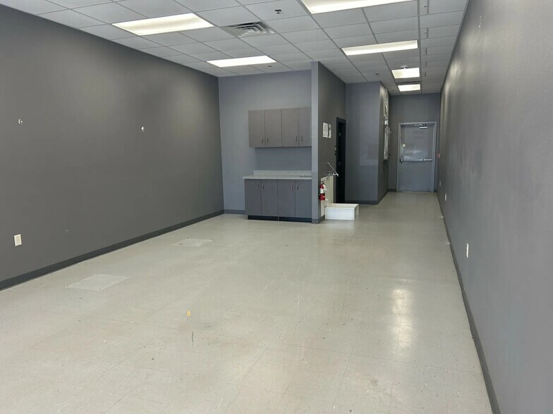 More Photos Of 2312 W 69th St, Sioux Falls General Retail For Lease