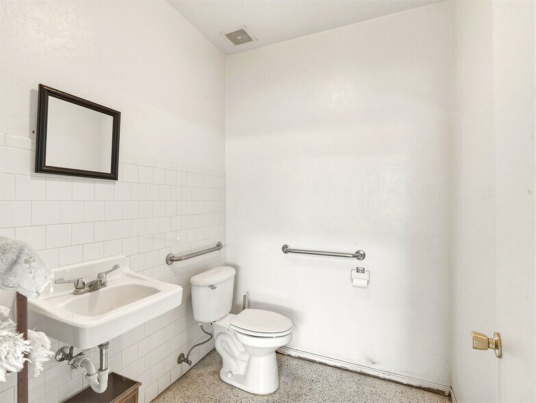 More Photos Of 530 N Mississippi Ave, Ada Freestanding For Sale
