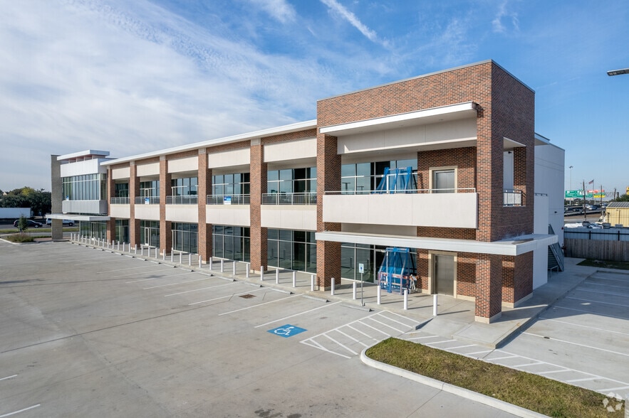More Photos Of 5815 Gulf Fwy, Houston Unknown For Lease