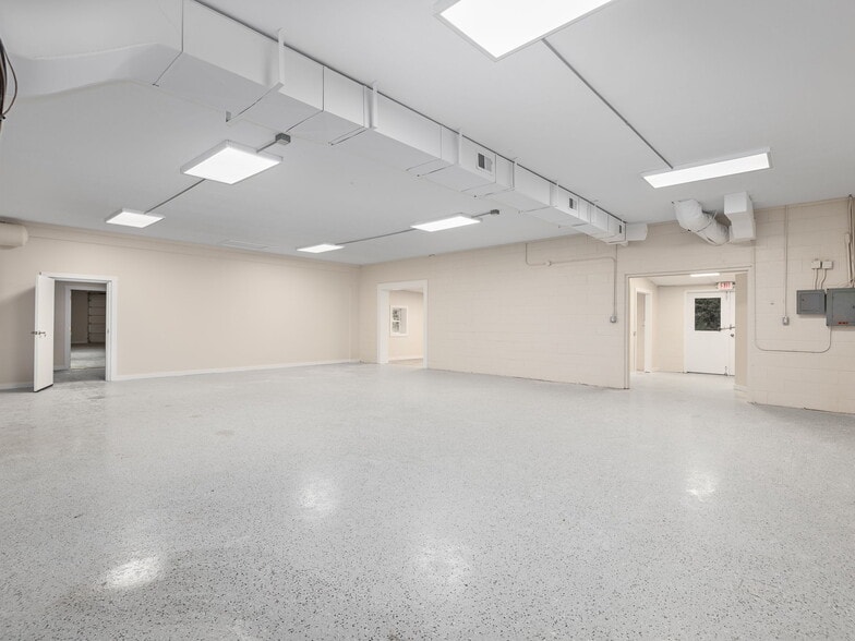 More Photos Of 732 Jonesborough St, Hendersonville Warehouse For Lease