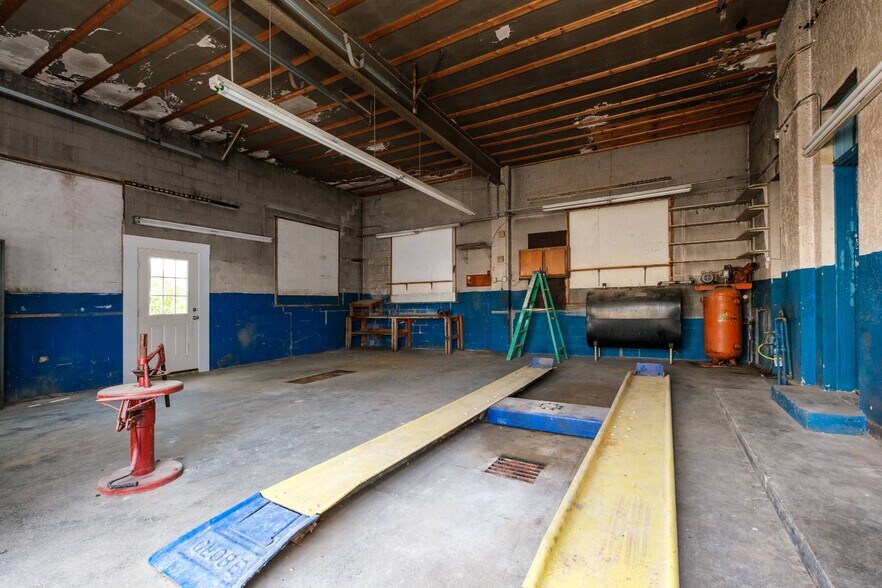 More Photos Of 9604 S Congress St, New Market Office For Sale