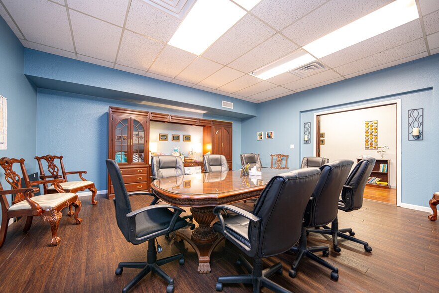 More Photos Of 1015 McCann Rd, Longview Office For Sale