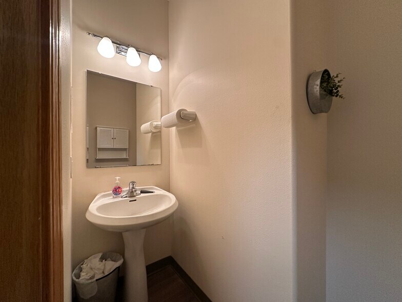 More Photos Of 580 Madison Ave, North Liberty Office For Sale