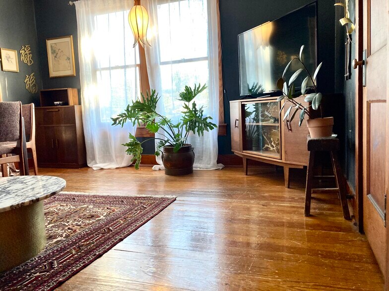 More Photos Of 215 N Comanche St, San Marcos Storefront Retail Office For Sale