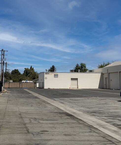 More Photos Of 3030 Brundage Ln, Bakersfield Supermarket For Lease