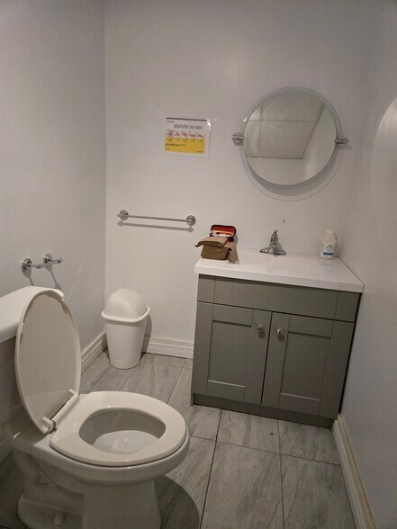 More Photos Of 309-321 Rue Lawrence, Greenfield Park General Retail For Lease