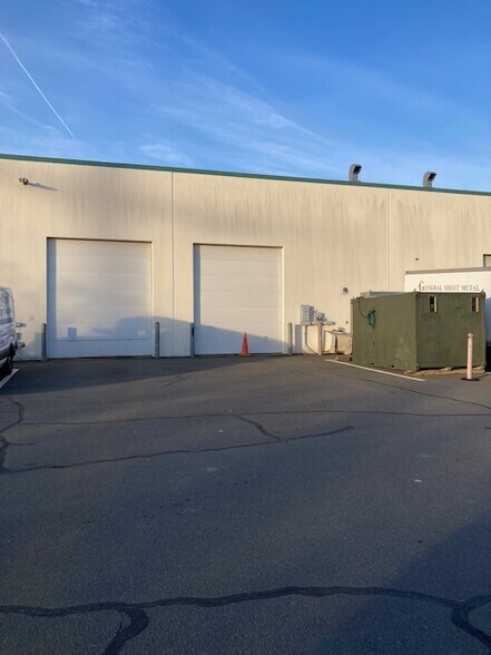 More Photos Of 12155-12215 Livingston Rd, Manassas Warehouse For Lease