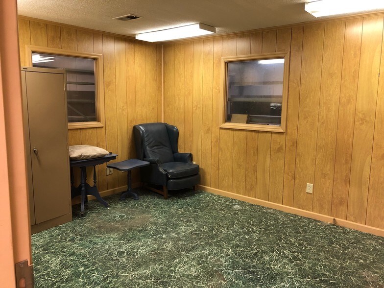 More Photos Of 5820 N Commerce Plz, Jackson Light Distribution For Lease