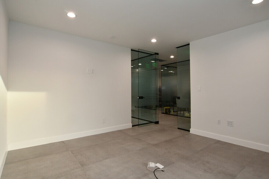 More Photos Of 1104 S Robertson Blvd, Los Angeles Office For Lease