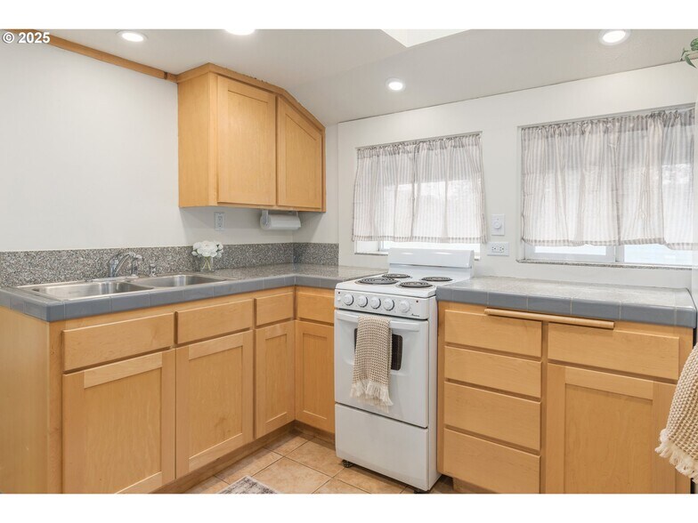 More Photos Of 1492 Pearl St, Eugene Office For Sale