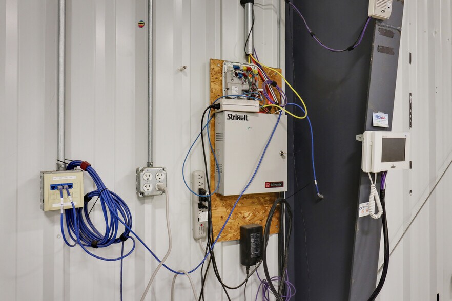 More Photos Of 106 Oak Creek Plz, Bloomington Warehouse For Lease