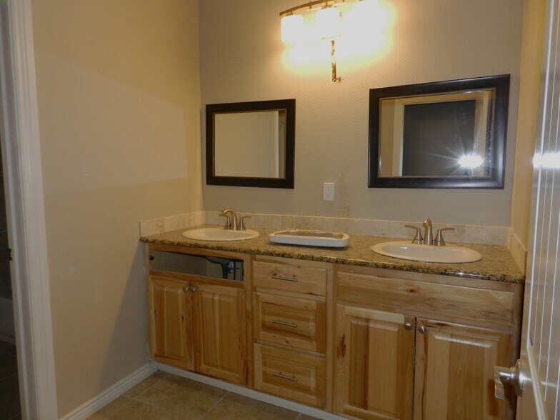 More Photos Of 2520 N River Rd, Olathe Warehouse For Sale