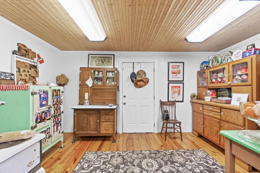 More Photos Of 1748 Georgia St, Alford Specialty For Sale