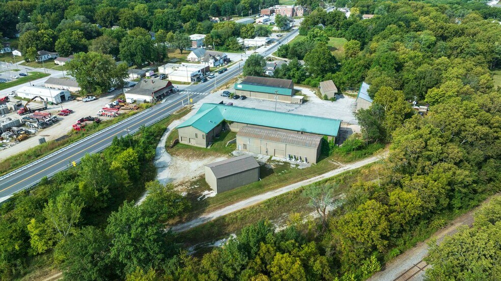 More Photos Of 408 W Main St, Greenwood General Retail For Sale