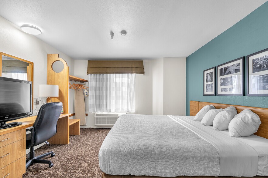 More Photos Of 220 Caravan Dr, Elkhart Hotel For Sale