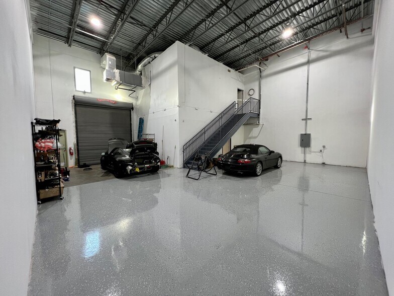 More Photos Of 5401 N Haverhill Rd, West Palm Beach Warehouse For Lease