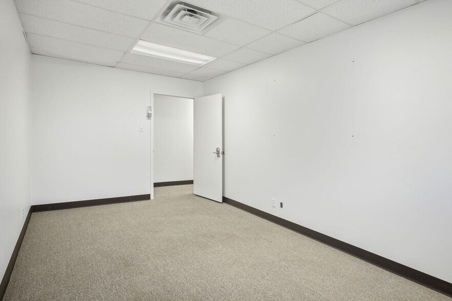 More Photos Of 8402 Speedway Dr, San Antonio Warehouse For Sale