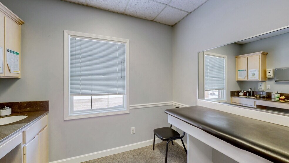 More Photos Of 1701 Spring St, Jeffersonville Medical For Sale