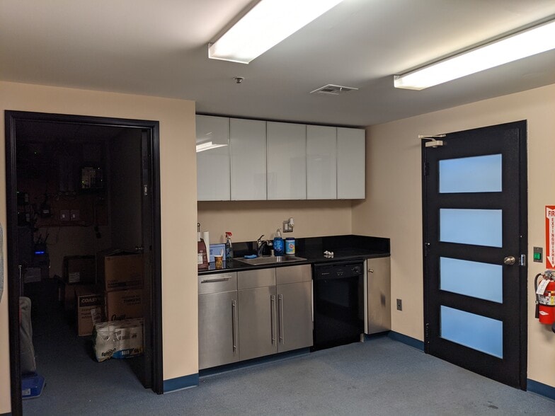 More Photos Of 435-437 N Varney St, Burbank Warehouse For Lease